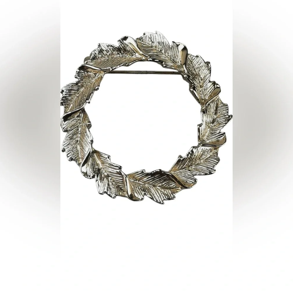 Gerry's Silver tone oak leaf round vintage brooch‎
